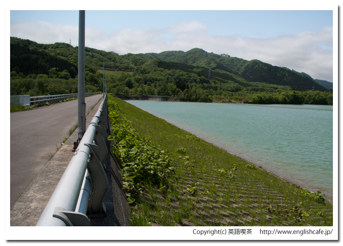 上磯ダムの堤体上からダム湖を見る（北海道北斗市）