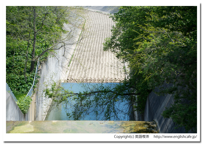 上磯ダムの堤体上から洪水吐奥をアップで見る（北海道北斗市）