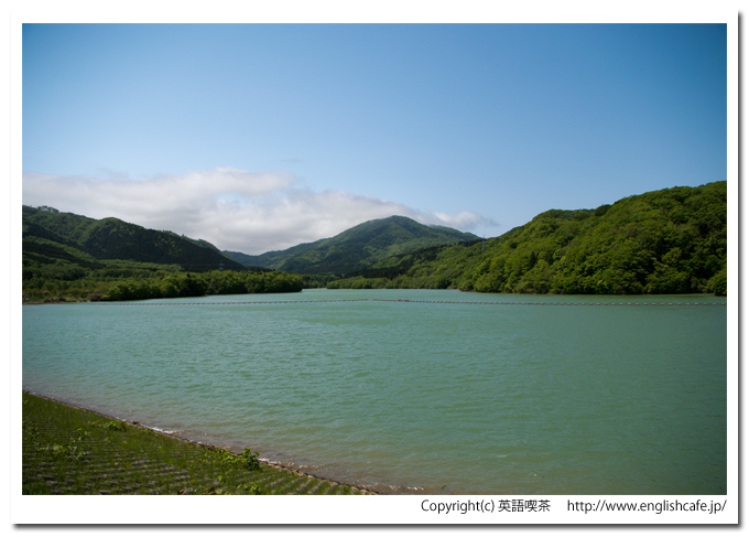 上磯ダムのダム湖と山々（北海道北斗市）