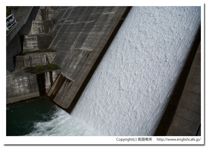 朝里ダムの洪水吐の流れ落ちているところ（北海道小樽市）