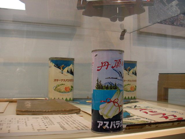アスパラガス発祥の地、アスパラガスの缶詰を正面から（北海道岩内町）