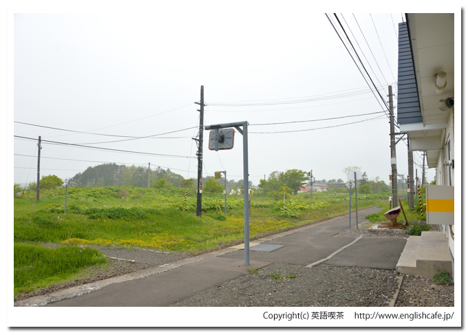 厚床駅、厚床駅の駅舎を抜けて、ホームへ出たところ（北海道根室市）