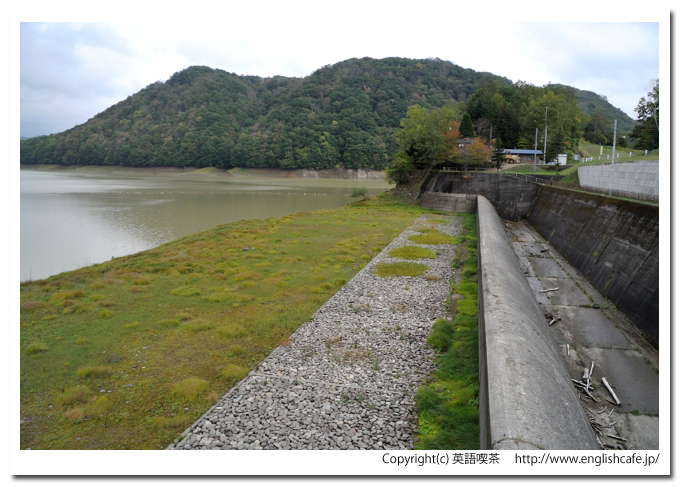 厚真ダム、厚真ダムの洪水吐(越流部）とダム湖（北海道厚真町）