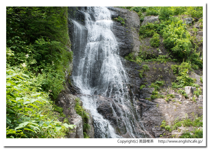 美笛の滝、滝の上部から少し下、そこからアップで（北海道千歳市）