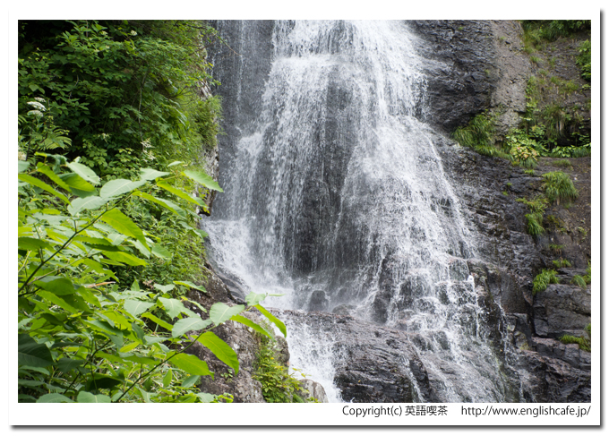 美笛の滝、滝の中央あたりと水しぶき（北海道千歳市）
