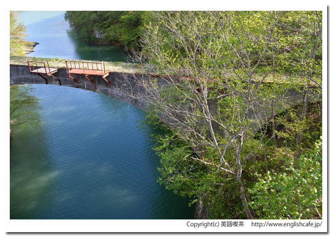 第三音更川橋梁、第三音更川橋梁の一部とダム湖の湖面（北海道上士幌町）