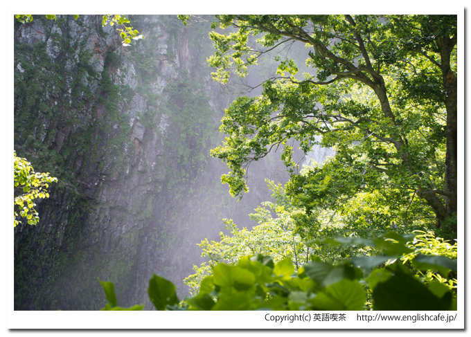 賀老の滝、散策路途中の滝と滝しぶき（北海道島牧村）
