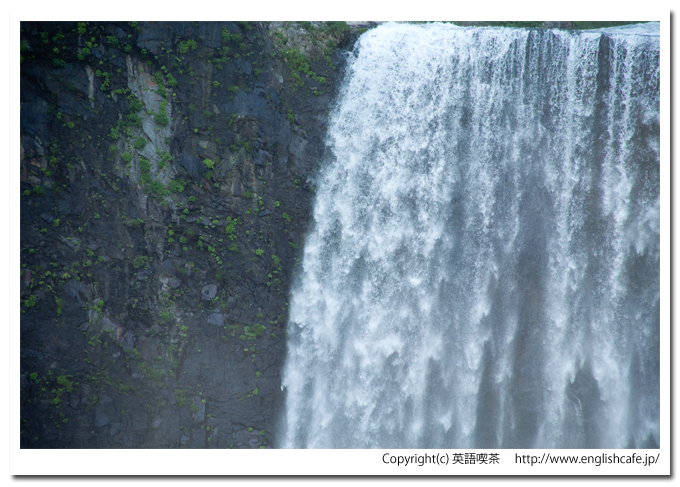 賀老の滝、水が勢いよく落ちるところ（北海道島牧村）