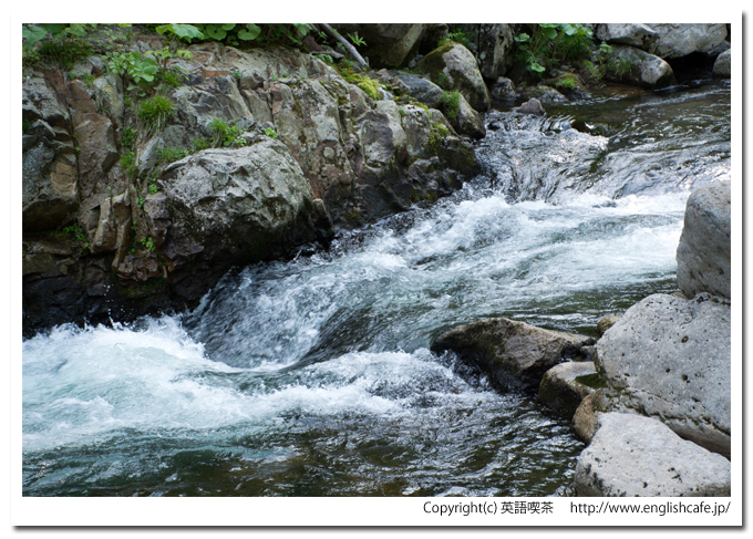 賀老の滝、勢いよく流れる、滝からの川（北海道島牧村）