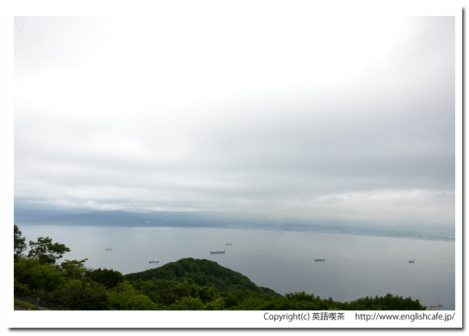 函館山、函館山展望台から少し離れたところから見る海の景色（北海道函館市）