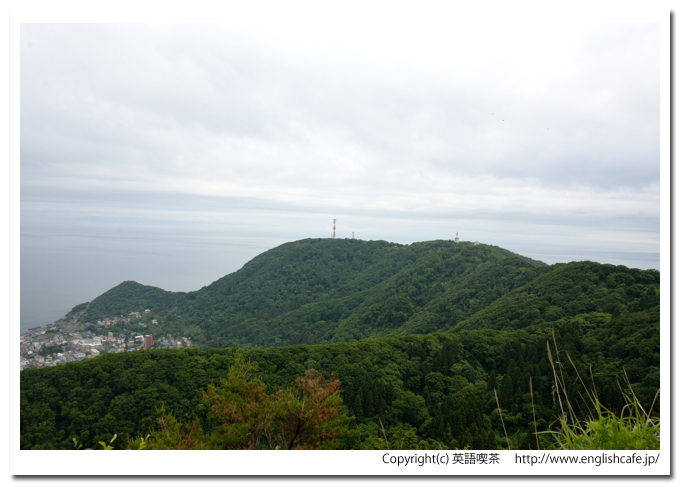 函館山、連なる山々の景色（北海道函館市）