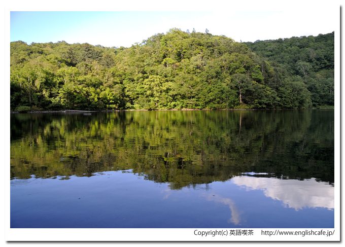 半月湖、湖畔の中央側の景色（北海道倶知安町）