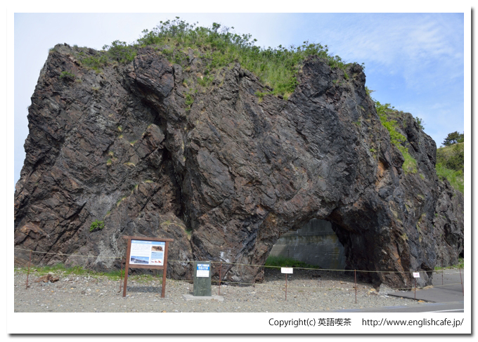日高耶馬渓（北海道様似郡様似町）、冬島の穴岩を正面から