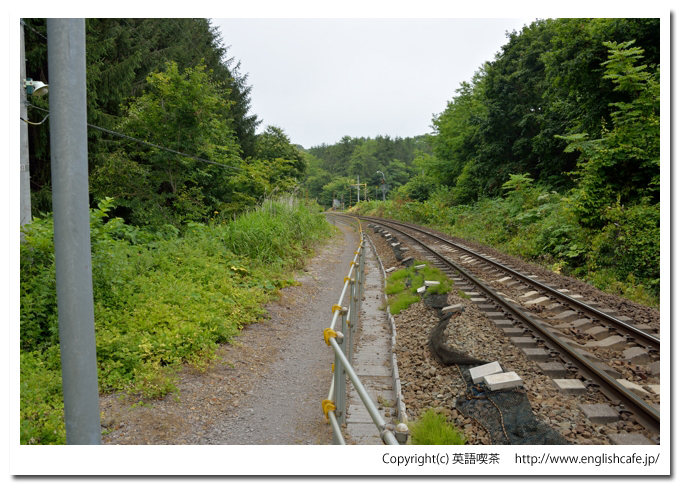 東山駅（函館本線）、ホームから見る一本道（北海道茅部郡森町）