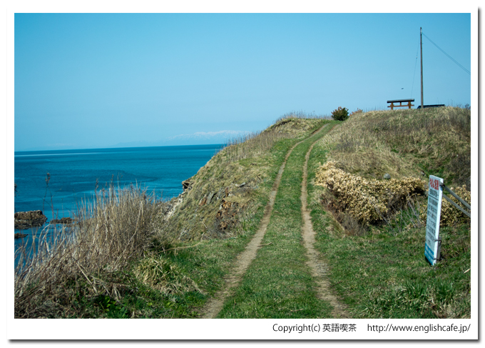 比石館跡への細い道（北海道檜山郡上ノ国町）
