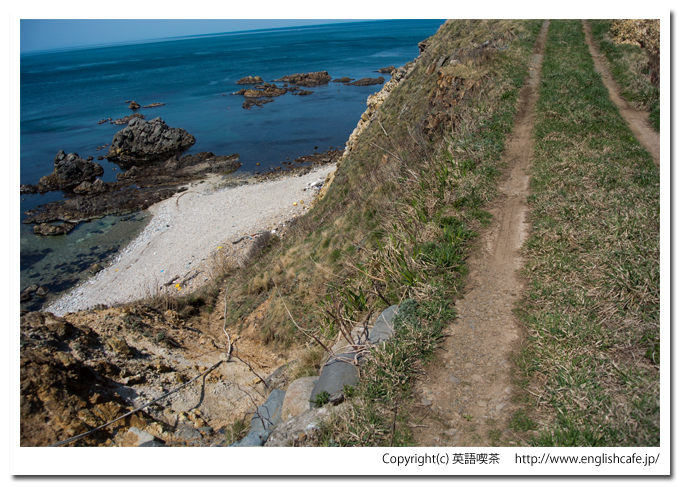 比石館跡の細い道と崖（北海道檜山郡上ノ国町）