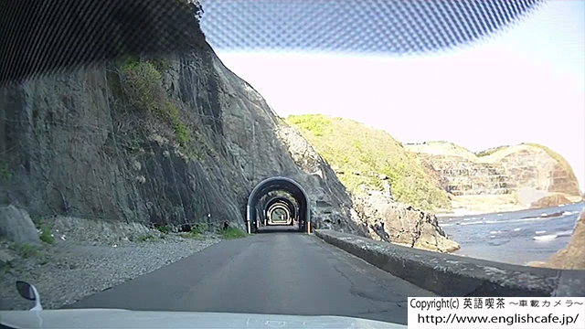 日浦洞門の４つめのトンネルと５つめのトンネルの間（北海道函館市）