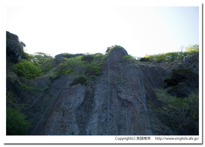 日浦洞門の４つめのトンネルと５つめのトンネルの間から、崖を見る（北海道函館市）