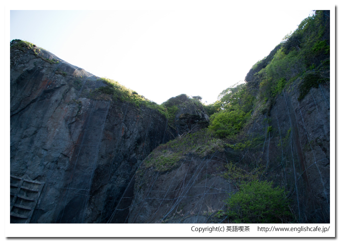 日浦洞門の４つめのトンネルと５つめのトンネルの間から、別の崖を見る（北海道函館市）
