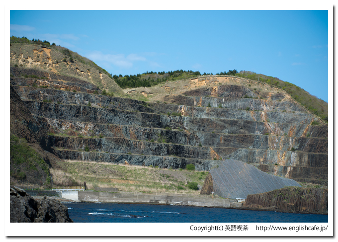 日浦洞門の４つめのトンネルと５つめのトンネルの間から、柱状節理（北海道函館市）