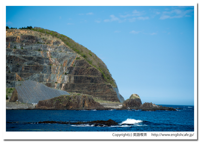 日浦洞門の４つめのトンネルと５つめのトンネルの間から、青い海（北海道函館市）