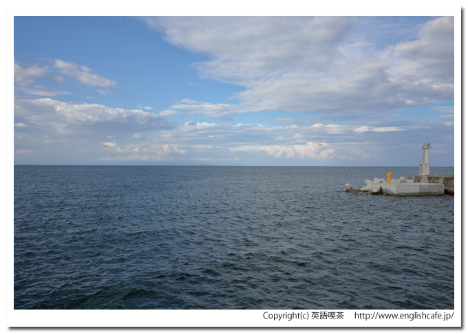 本別漁港、漁港の灯台と外海（北海道鹿部町）