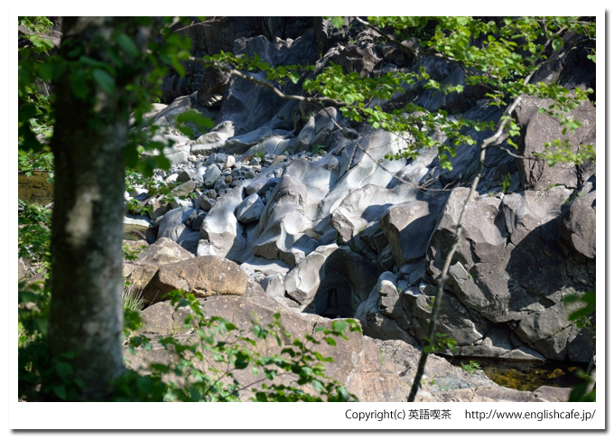 幌満峡エリア　アポイ岳ジオパーク（北海道様似郡様似町）、かんらん岩の露頭を別の角度から撮影