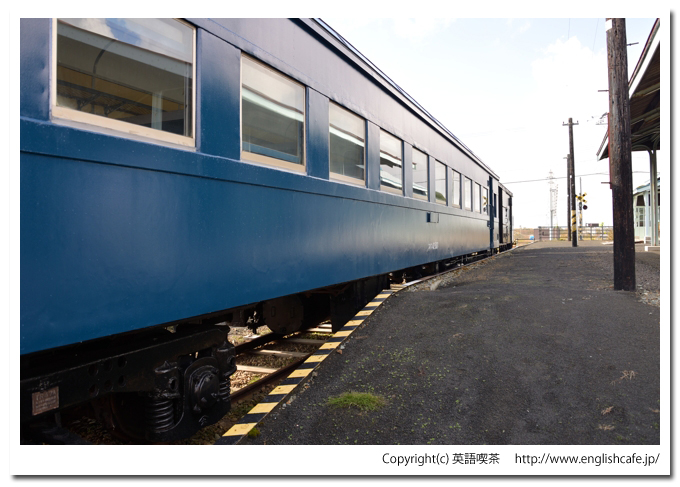 旧幌似駅、ホーム下から見る客車（北海道岩内郡共和町）