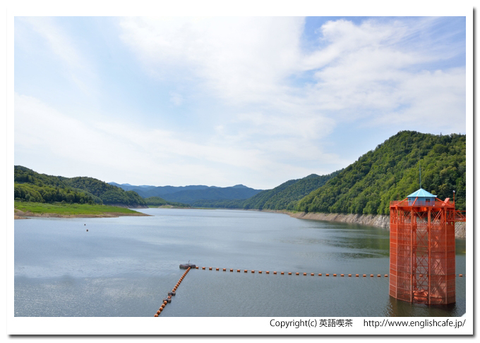岩尾内ダム、岩尾内ダムのダム湖と取水塔（北海道士別市）