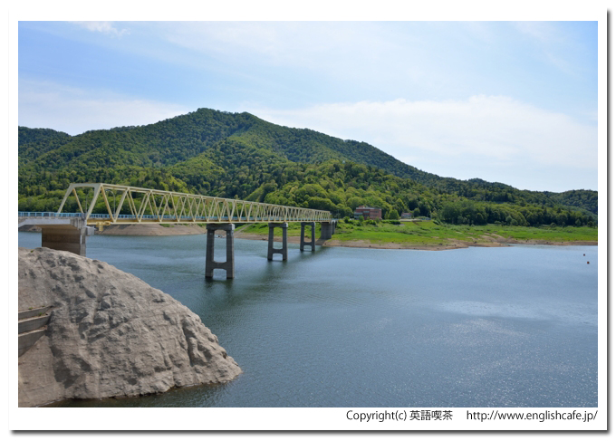 岩尾内ダム、岩尾内ダムのダム湖の上を通る橋（北海道士別市）