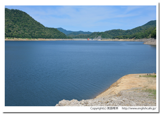 岩尾内ダム、岩尾内ダムのキャンプ場側の湖畔から見るダム湖（北海道士別市）