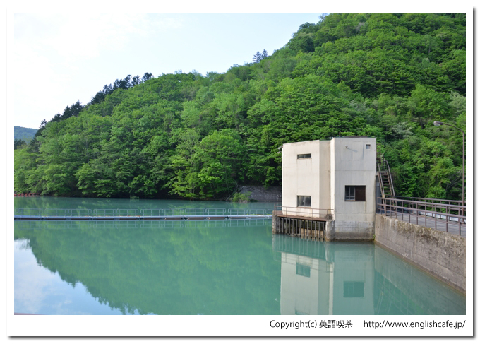 岩清水ダム、岩清水ダムの堤体とダム湖（北海道新冠郡新冠町）