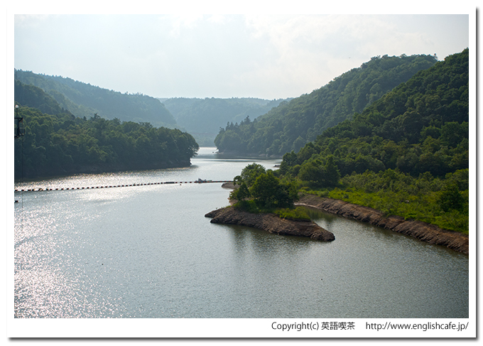 漁川ダム、ダム湖と特徴的な岸（北海道恵庭市）
