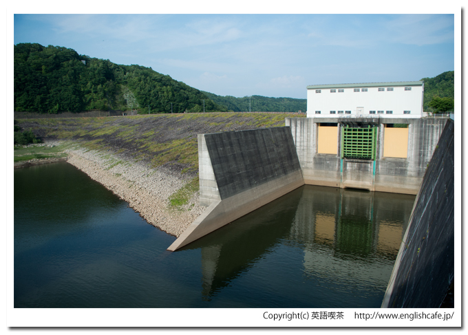 漁川ダム、場所を変えて取水塔を見る（北海道恵庭市）