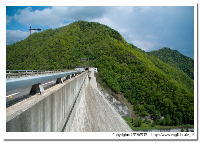 定山渓ダムの天端から下を見る（北海道札幌市南区定山渓）