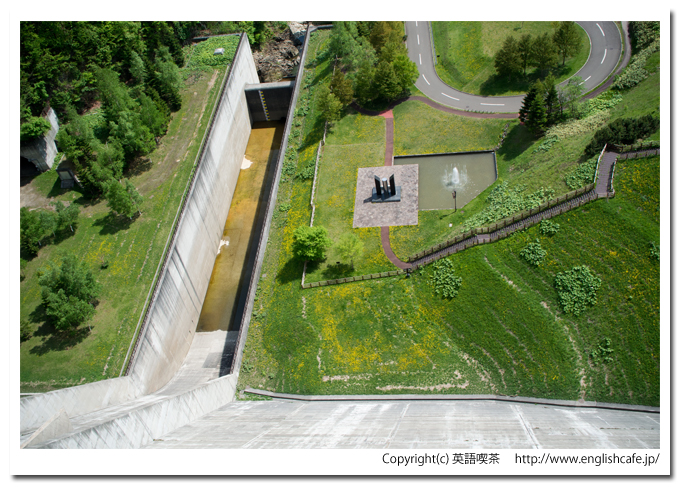 定山渓ダムの展望台から洪水吐を見る（北海道札幌市南区定山渓）