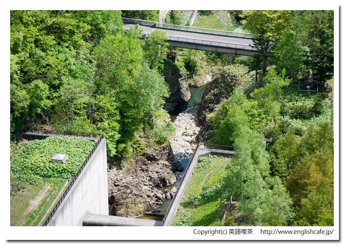 定山渓ダムの展望台から洪水吐の先（北海道札幌市南区定山渓）