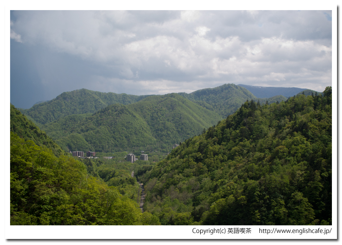 定山渓ダムの天端から山の景色をアップで（北海道札幌市南区定山渓）
