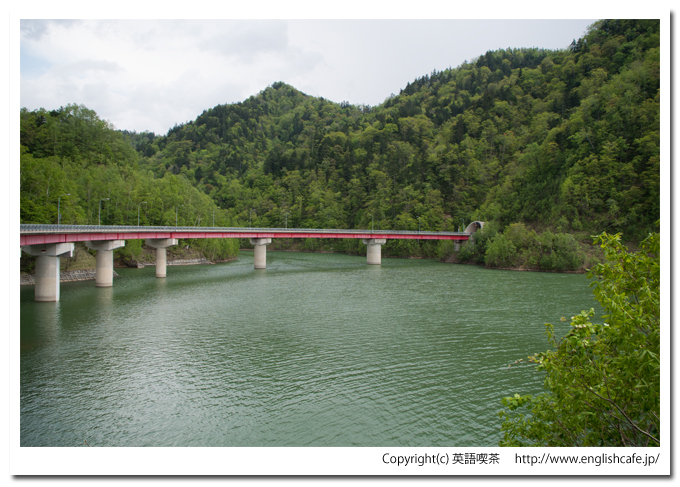 定山渓ダムのダム湖の上を通る橋（北海道札幌市南区定山渓）