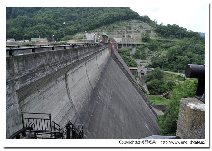 桂沢ダム、堤体の下側の下流域（北海道芦別市）