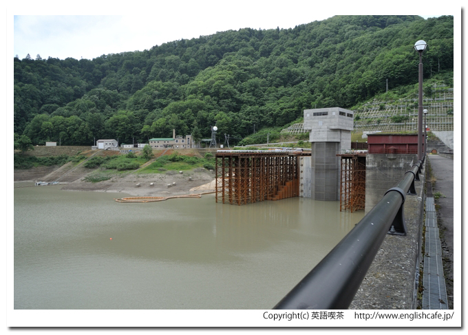桂沢ダム、天端の景色と新取水設備（北海道芦別市）