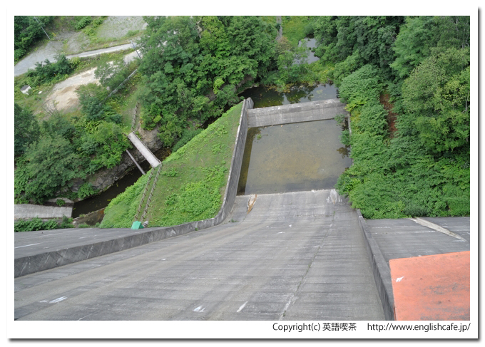 桂沢ダム、天端から見る下流域と減勢工（北海道芦別市）