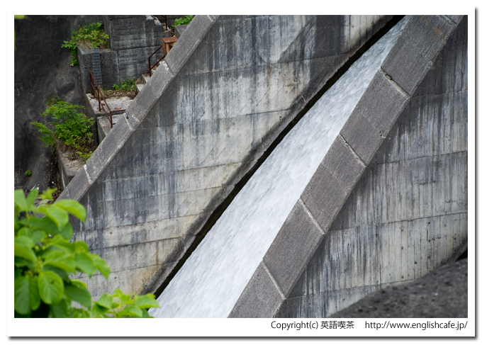 春の駒ヶ岳ダム、ゲートから流れる水（北海道森町）