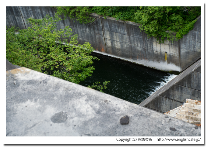 春の駒ヶ岳ダム、ゲートからの水と減勢工（北海道森町）