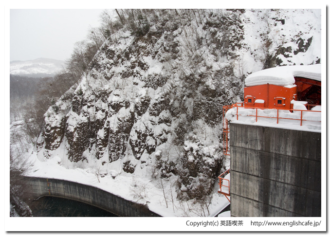 雪景色の駒ヶ岳ダム（北海道森町の鳥崎渓谷八景）