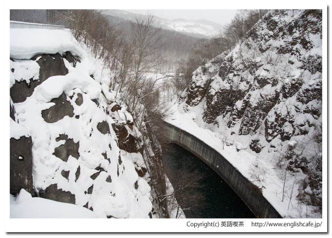 雪景色の駒ヶ岳ダム（北海道森町の鳥崎渓谷八景）