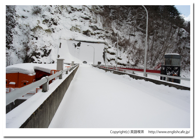 雪景色の駒ヶ岳ダム（北海道森町の鳥崎渓谷八景）