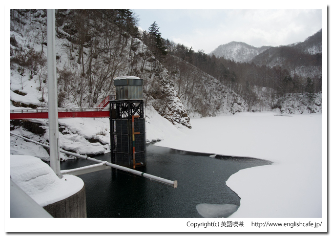 雪景色の駒ヶ岳ダム（北海道森町の鳥崎渓谷八景）