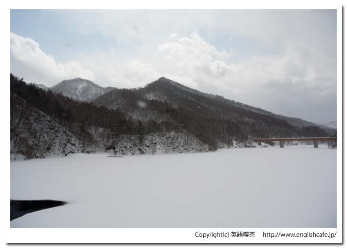 雪景色の駒ヶ岳ダムとダム湖（北海道森町の鳥崎渓谷八景）