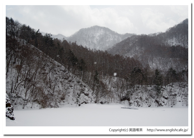 雪景色の駒ヶ岳ダムとダム湖（北海道森町の鳥崎渓谷八景）